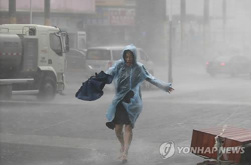 슈퍼태풍 '망쿳' 접근 중인 중국 선전에 폭풍우