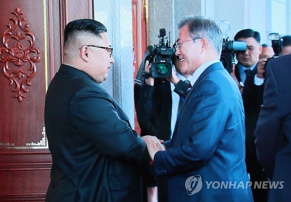 South Korean President Moon Jae-in (R) and North Korean leader Kim Jong-un shake hands during a meeting in Pyongyang on Sept. 18, 2018. (Yonhap)