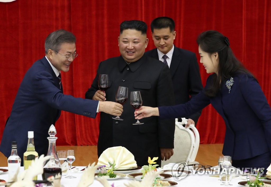 South Korean President Moon Jae-in (L) toasts with North Korean leader Kim Jong-un and first lady Ri Sol-ju during a banquet dinner in Pyongyang on Sept. 18, 2018. (Joint Press Corps-Yonhap)