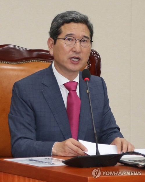 회의 주재하는 김학용 환노위원장