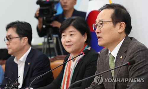 발언하는 홍영표 원내대표