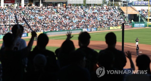 관중으로 가득 찬 야구장