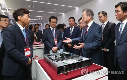 최신 반도체 생산공정 질문하는 문 대통령