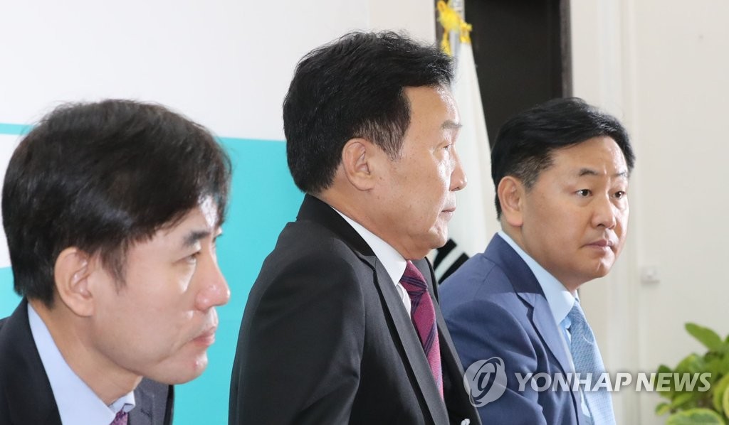 자리에 앉는 손학규 대표