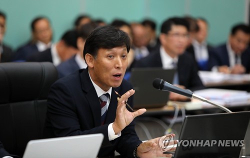 답변하는 관세청장