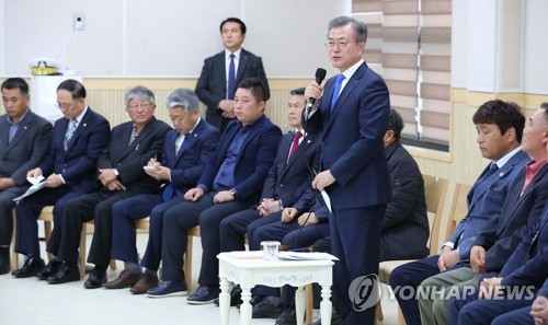 강정마을 주민들에게 인사말 하는 문 대통령