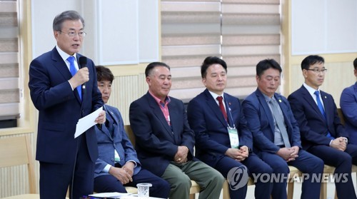 강정마을 주민들에게 인사말 하는 문 대통령