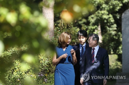 문 대통령, 청와대에서 BBC와 인터뷰