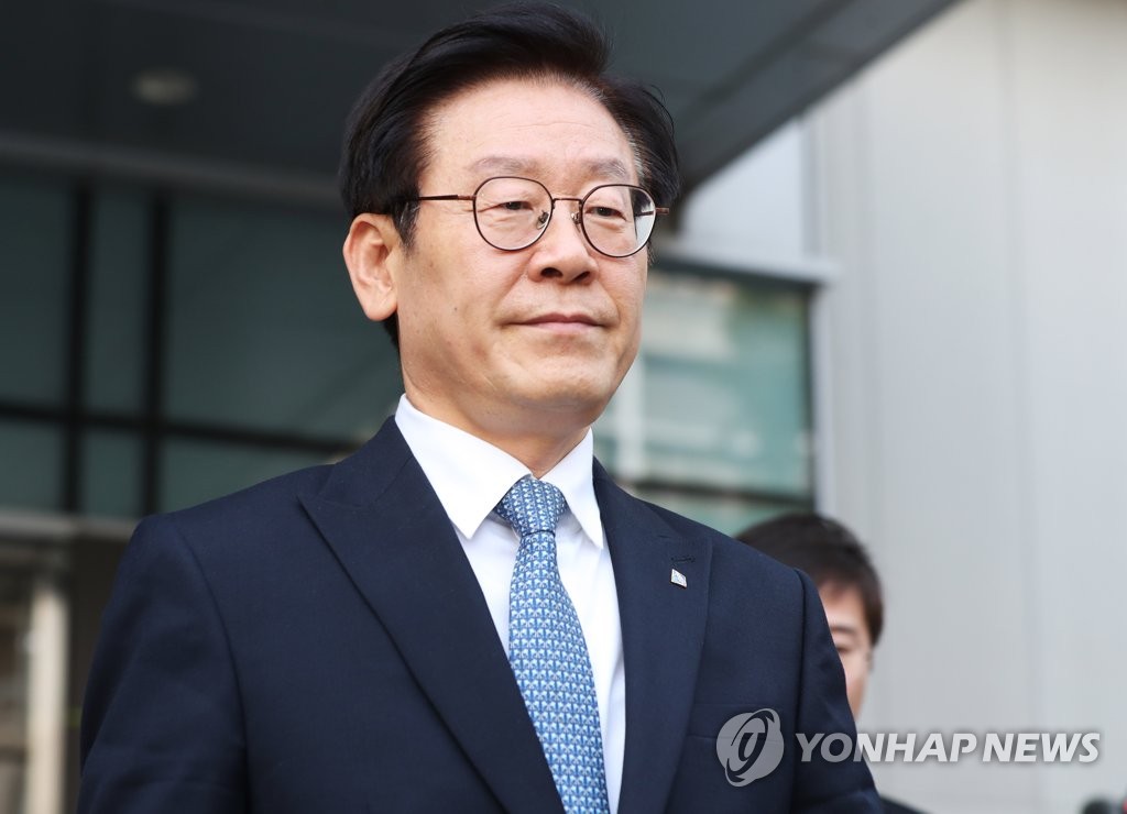 Gyeonggi Province Gov. Lee Jae-myung leaves Ajou University Hospital in Suwon, south of Seoul, on Oct. 16, 2018, after a physical examination. (Yonhap)