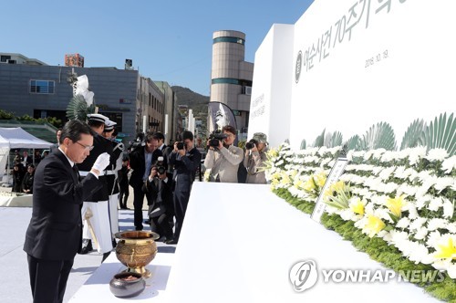 분향하는 권오봉 시장
