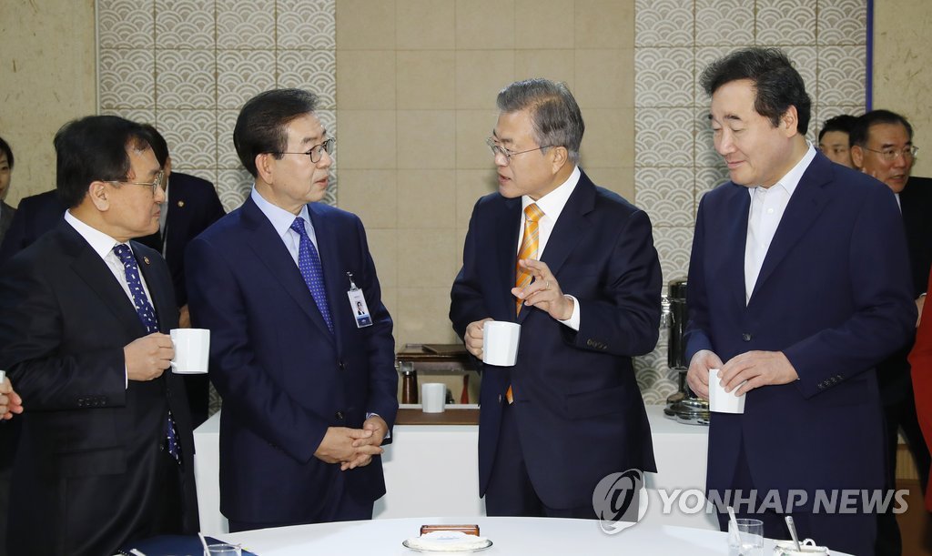 국무위원들과 대화하는 문 대통령