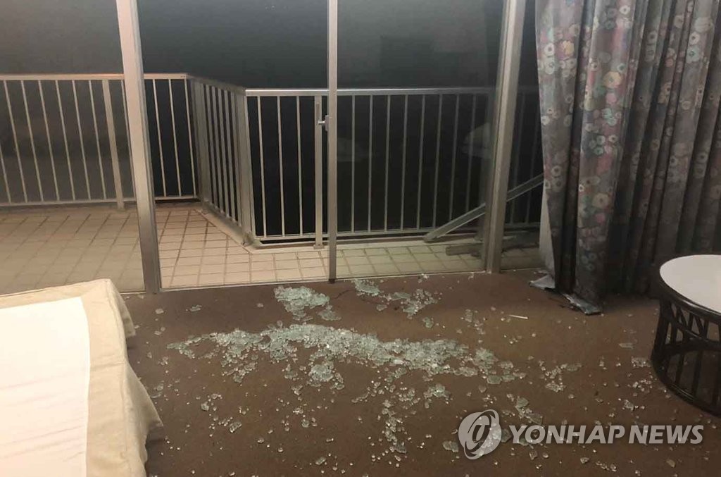 산산조각난 사이판 리조트 유리창
