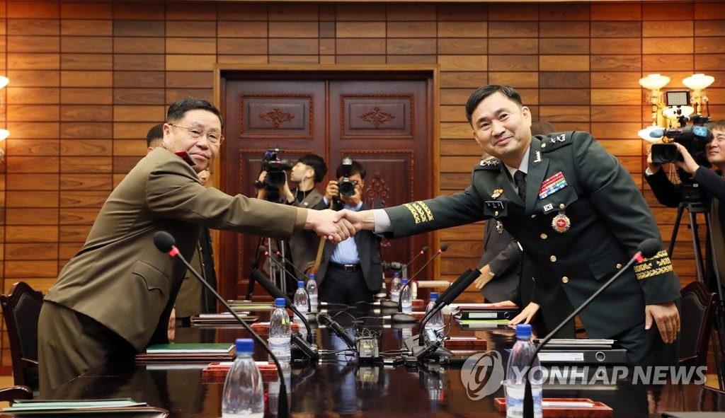 남북 장성급군사회담, 악수하는 남북