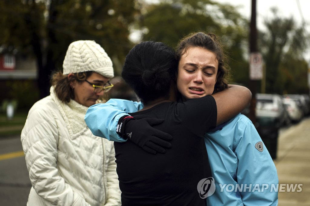 美 피츠버그 유대교 회당서 총기난사…11명 사망