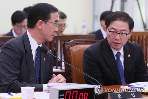 대화나누는 조명균 장관과 천해성 차관