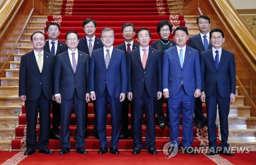 문 대통령, 여야 원내대표, 원내대변인과 함께