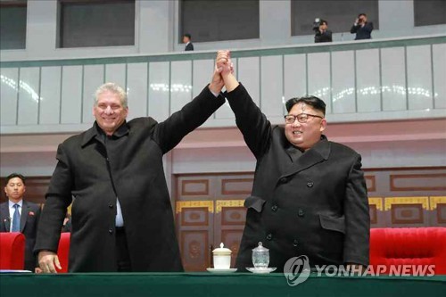 김정은-쿠바 지도자, 집단체조 함께 관람