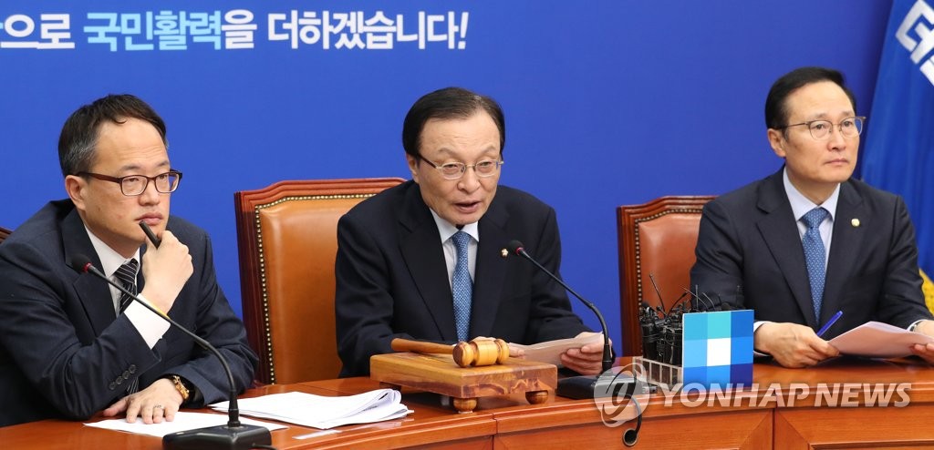 최고위원회의에서 발언하는 이해찬