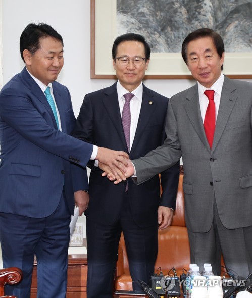 함께 손 잡은 교섭단체 원내대표들