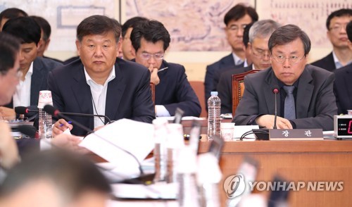 질의 경청하는 도종환 문화체육관광부 장관