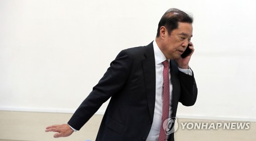 '전원책 해촉' 전화 받는 김병준