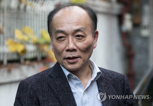 담담한 표정으로 답하는 전원책
