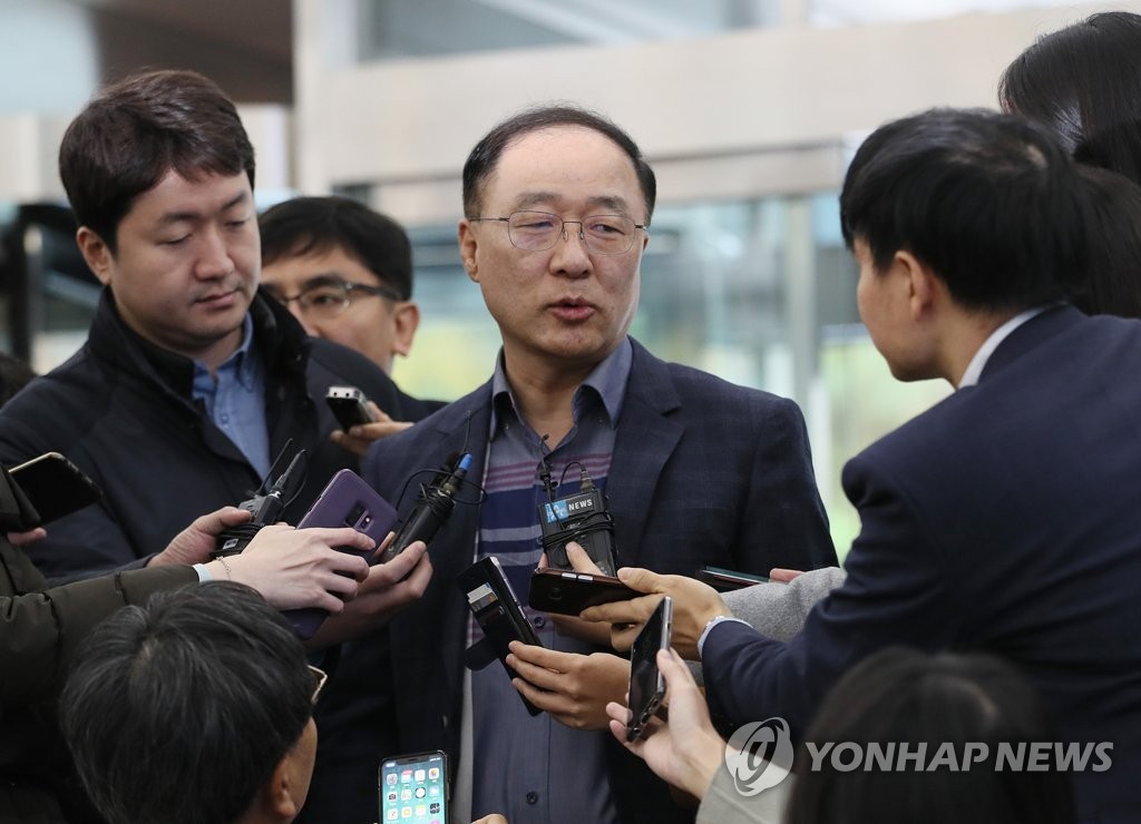 질문 답하는 홍남기 후보자