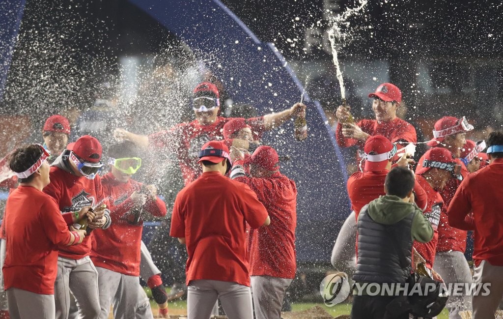 韓国シリーズ優勝でシャンパンファイト