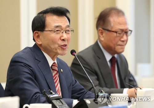 인사말하는 심재권 위원장