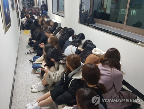 '처음학교로' 강경 대응에 사립유치원 집단 항의