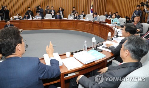 사개특위, 토론하는 여야 위원들