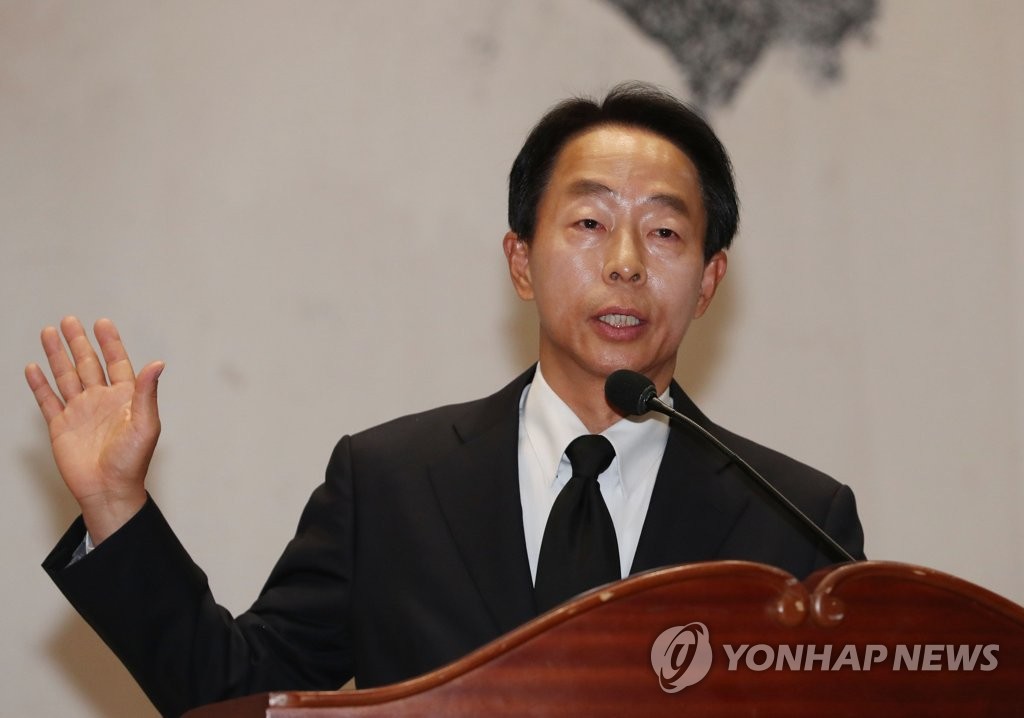 유족대표 인사말 하는 김현철 교수