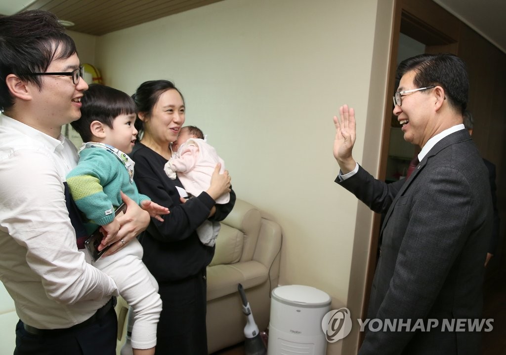 충남도 아기수당 첫 지급