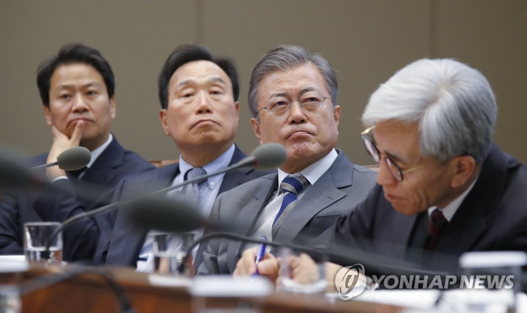 Moon avec des membres des comités présidentiels Moon avec des membres des comités présidentiels
