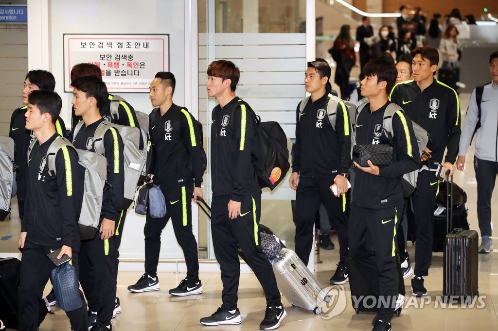 South Korea national football team players and coaches arrive at Incheon International Airport in Incheon on Nov. 21, 2018. (Yonhap)