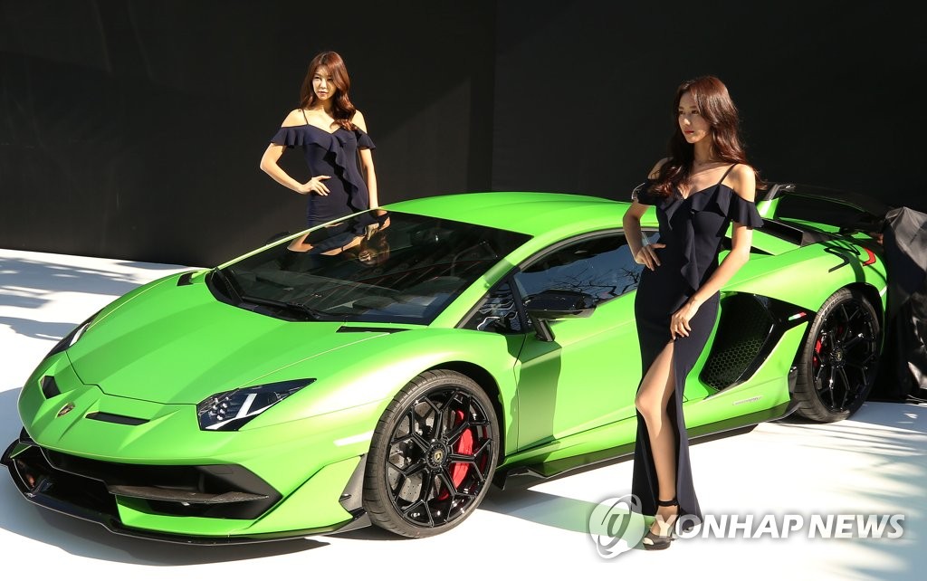 ランボルギーニ 「市販最速車」公開
