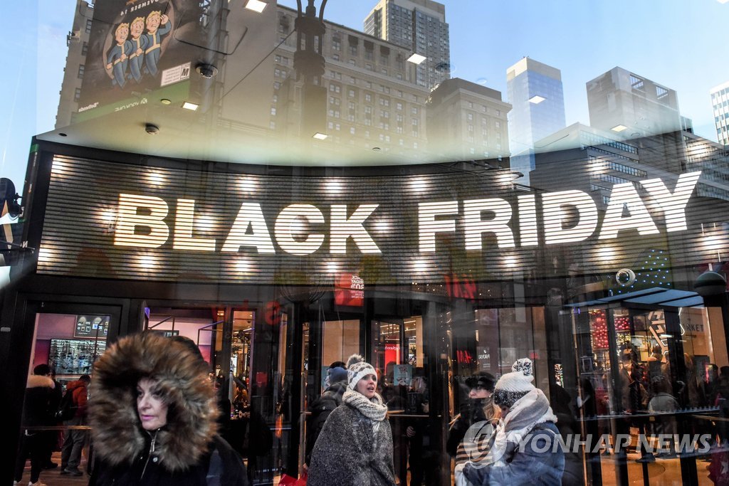 지난해 11월 블랙 프라이데이 행사를 알리는 미국 뉴욕시내 34번가 메이시 백화점 입구