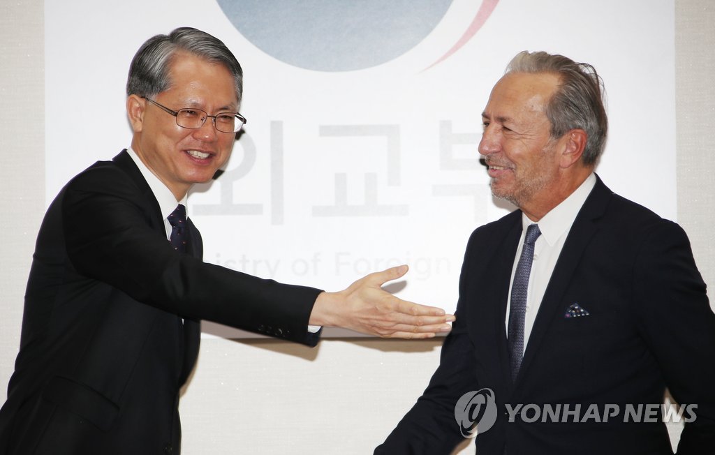 South Korea's Deputy Foreign Minister for Multilateral and Global Affairs Kang Jeong-sik (L) meets with Massimo Aparo, a senior International Atomic Energy Agency official, in Seoul on Nov. 26, 2018. (Yonhap)