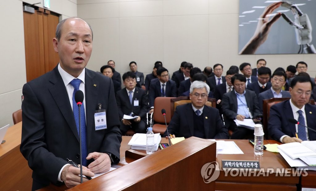 질문에 답하는 KT 오성목 사장