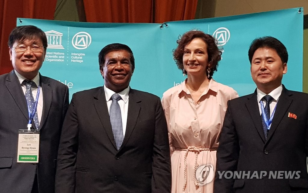 기념촬영하는 남북대표단