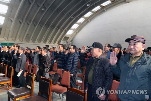 창립선언문 낭독하는 경비원들
