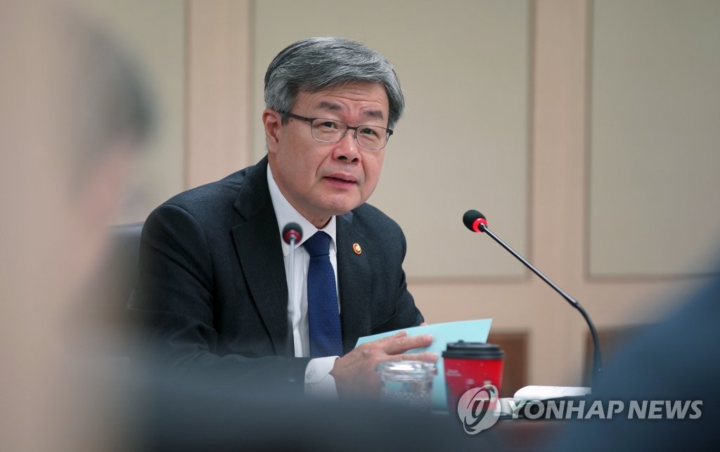 현장 간담회 하는 이재갑 고용노동부 장관
