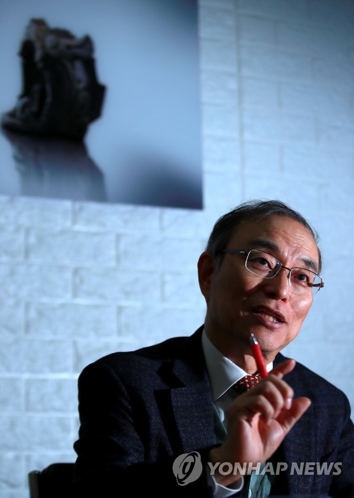 인터뷰 하는 안병우 남북역사학자협 위원장