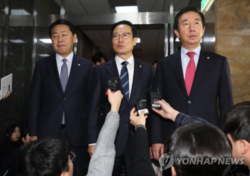 질문에 답하는 교섭단체 원내대표들