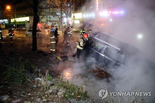 함몰한 도로에 추락한 차