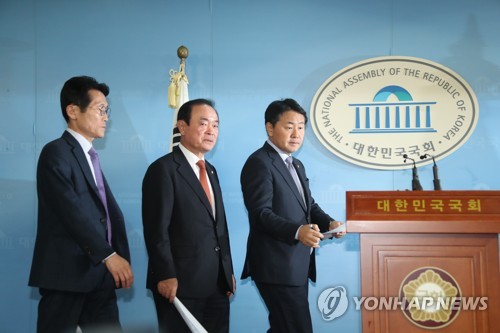 기자회견장 들어서는 3당 원내대표