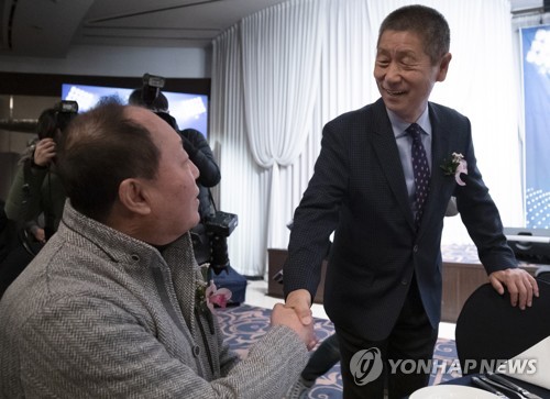 악수하는 김성근-김인식 전 감독