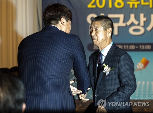 악수하는 김성근 전 감독-류현진