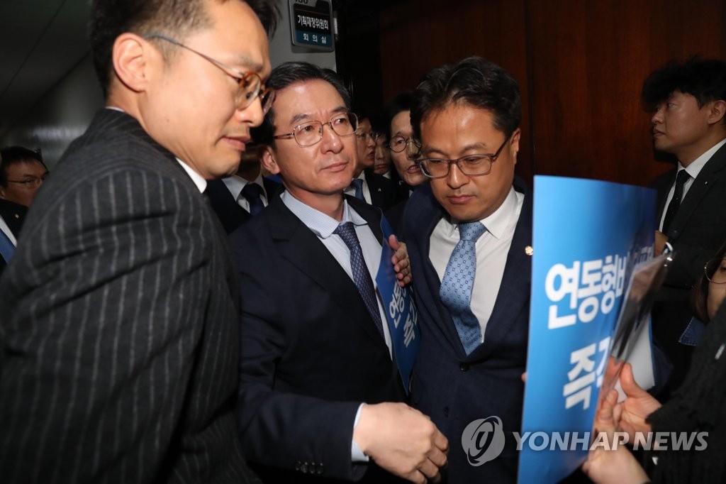 야당 항의에 막힌 정성호 위원장
