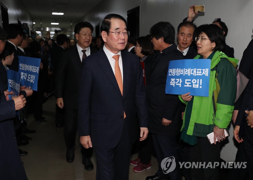 야당 항의에 막힌 한국당 기재위 위원들